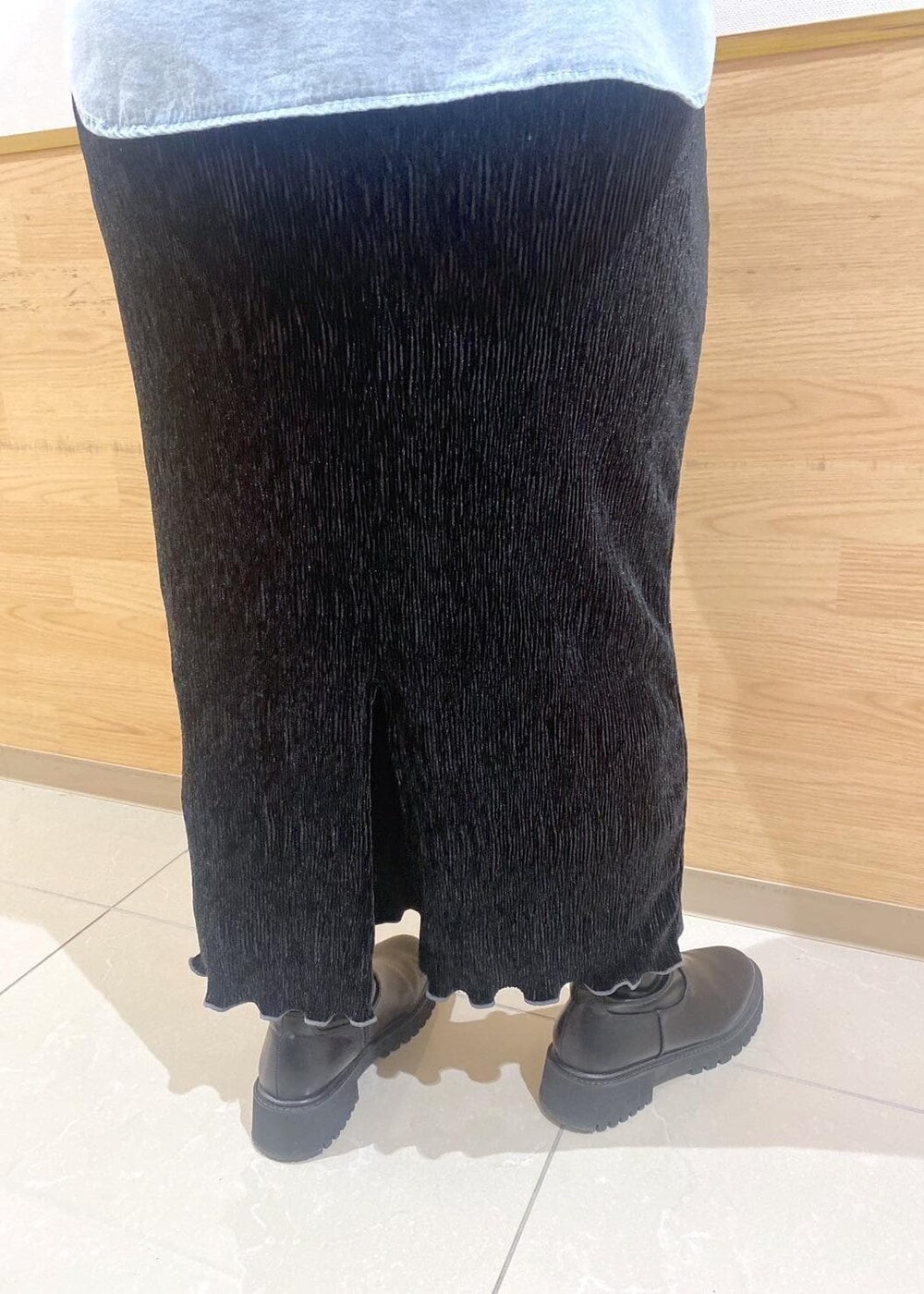 シルバー系のトートバッグ、ブルー系のシャツ/ブラウス、ピンク系のスウェットを着用したレディースの冬コーディネートの7枚目の写真