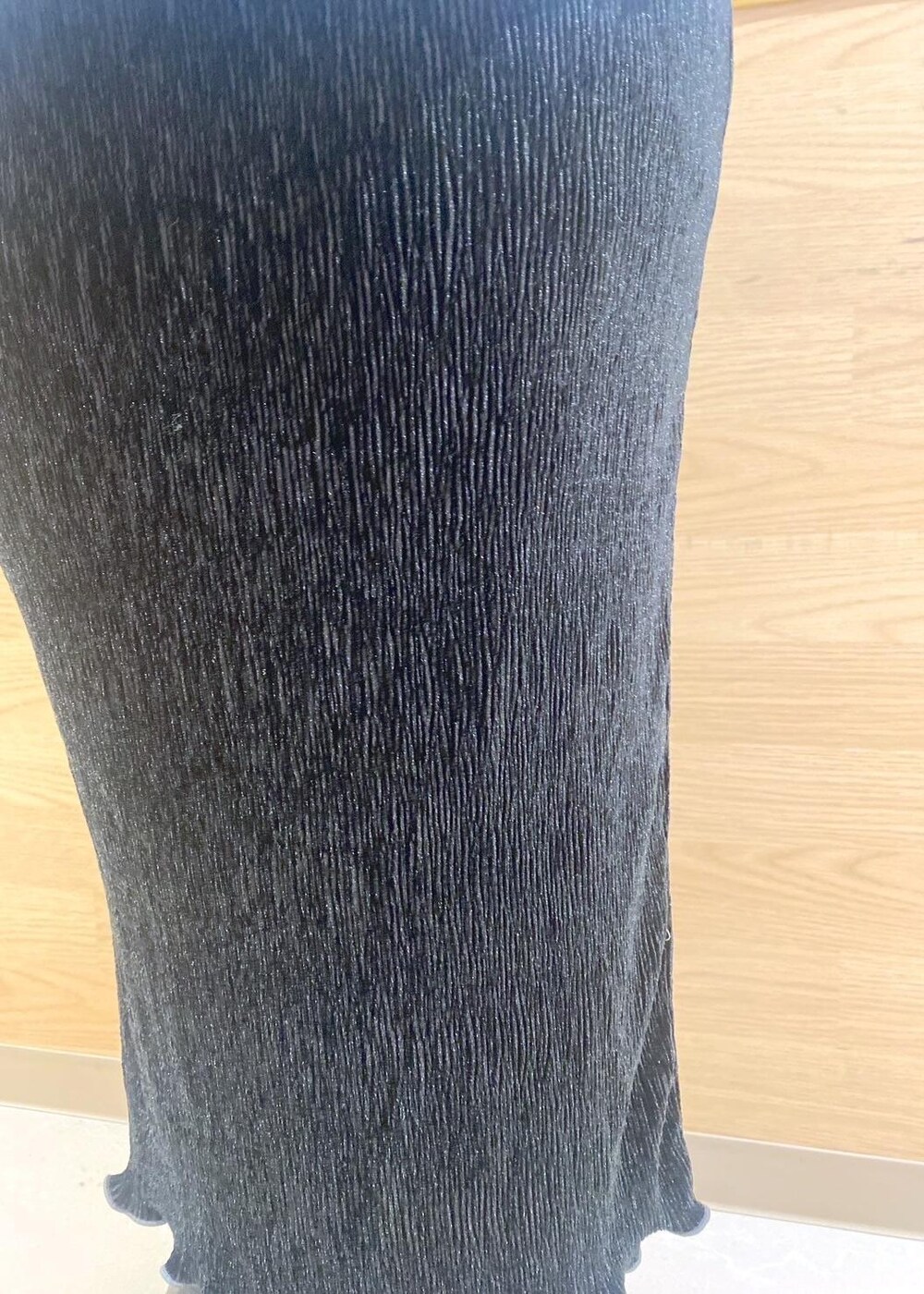 シルバー系のトートバッグ、ブルー系のシャツ/ブラウス、ピンク系のスウェットを着用したレディースの冬コーディネートの6枚目の写真