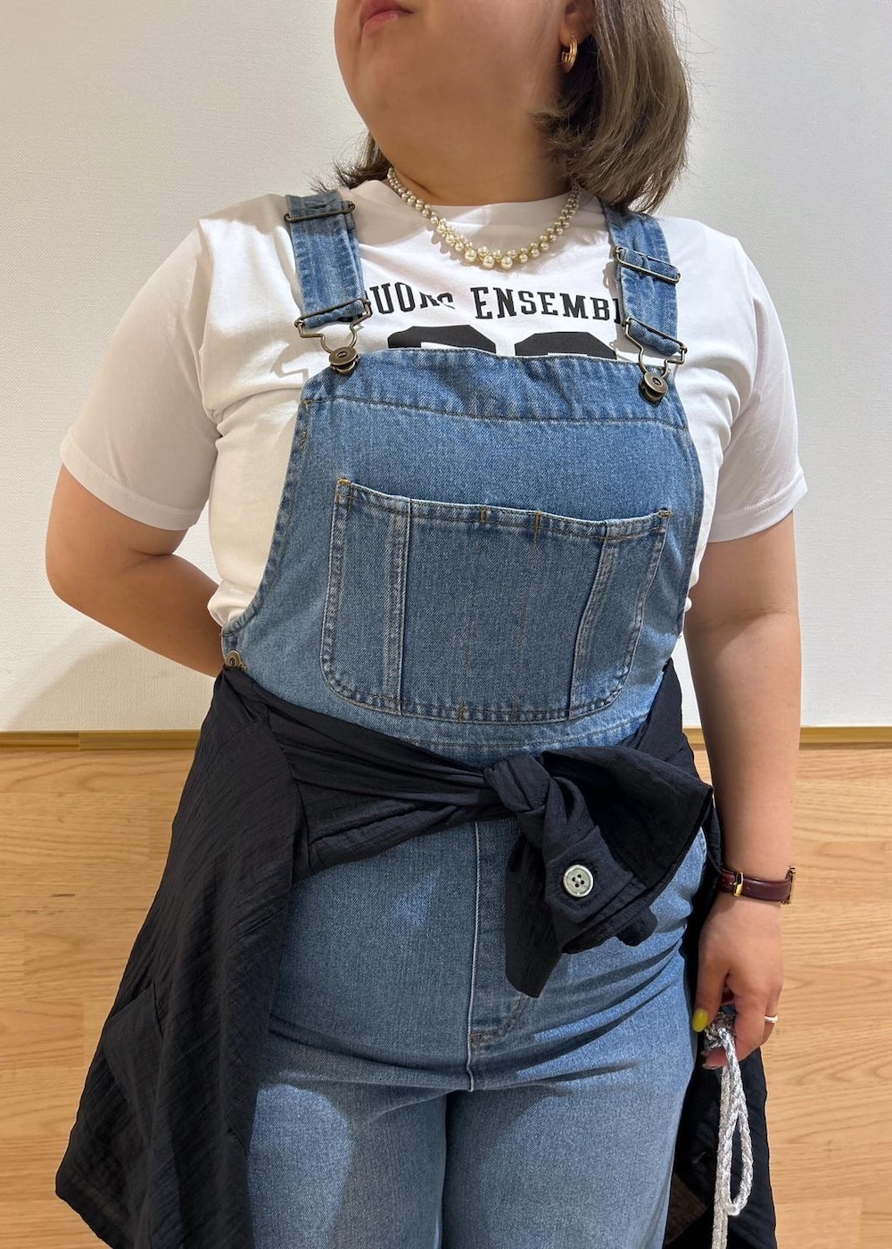 「ママコーデ、30代、30代後半、フレンチアソートTシャツ、接触冷感、デニムオーバーオール、ミリタリーシアーライトジャケット、フリルショルダーバッグ、ropepicnic_snap、snapme_jun、ホワイト、ロゴ、ブルー、デニム、オーバーオール」｜「ROPE' PICNICのミリタリーシアーライトジャケット（ミリタリージャケット、ブラック系）」を使った、Kanaさん（レディース・156cm）の夏コーディネートの4枚目の写真