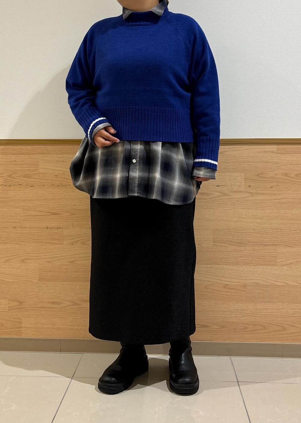 ブラック系のスカート、ブラック系のトートバッグ、ブルー系のニット/セーターを着用したレディースの秋コーディネートの6枚目の写真