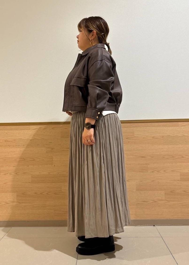 ホワイト系のTシャツ/カットソー、ブラック系のブーツ、ブラウン系のスカートを着用したレディースの秋コーディネートの2枚目の写真