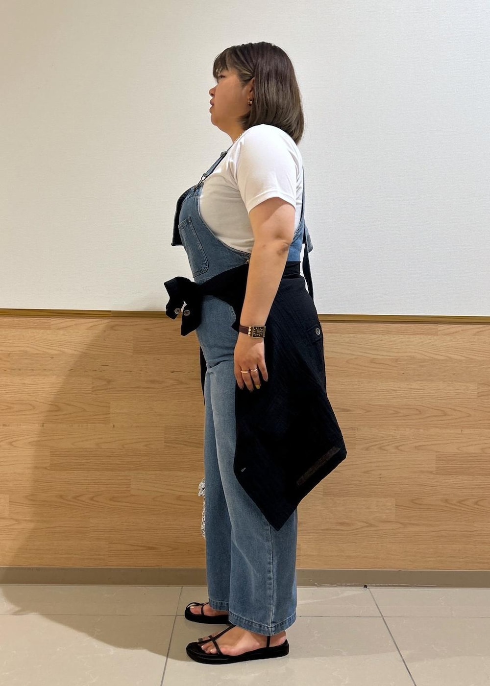 「ママコーデ、30代、30代後半、フレンチアソートTシャツ、接触冷感、デニムオーバーオール、ミリタリーシアーライトジャケット、フリルショルダーバッグ、ropepicnic_snap、snapme_jun、ホワイト、ロゴ、ブルー、デニム、オーバーオール」｜「ROPE' PICNICのミリタリーシアーライトジャケット（ミリタリージャケット、ブラック系）」を使った、Kanaさん（レディース・156cm）の夏コーディネートの2枚目の写真