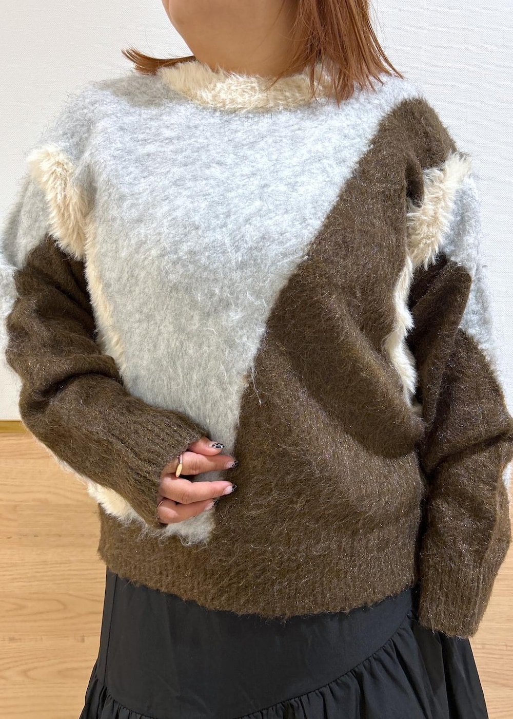 シルバー系のバレエシューズ、ブラック系のスカート、ブラウン系のニット/セーターを着用したレディースの秋コーディネートの4枚目の写真