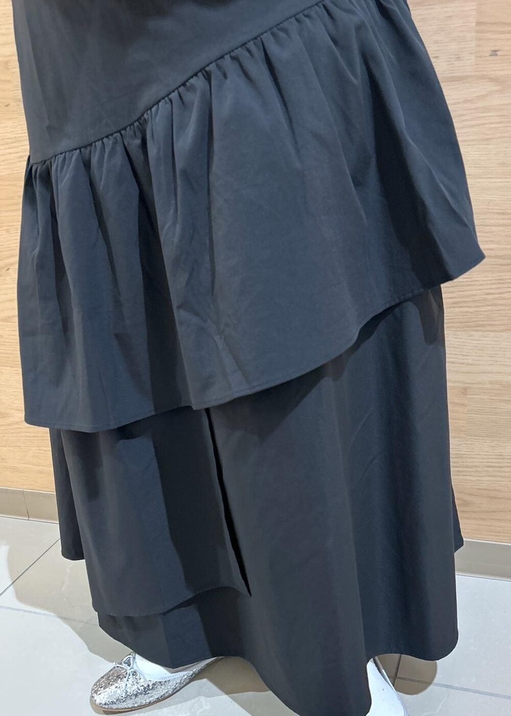 シルバー系のバレエシューズ、ブラック系のスカート、ブラウン系のニット/セーターを着用したレディースの秋コーディネートの7枚目の写真