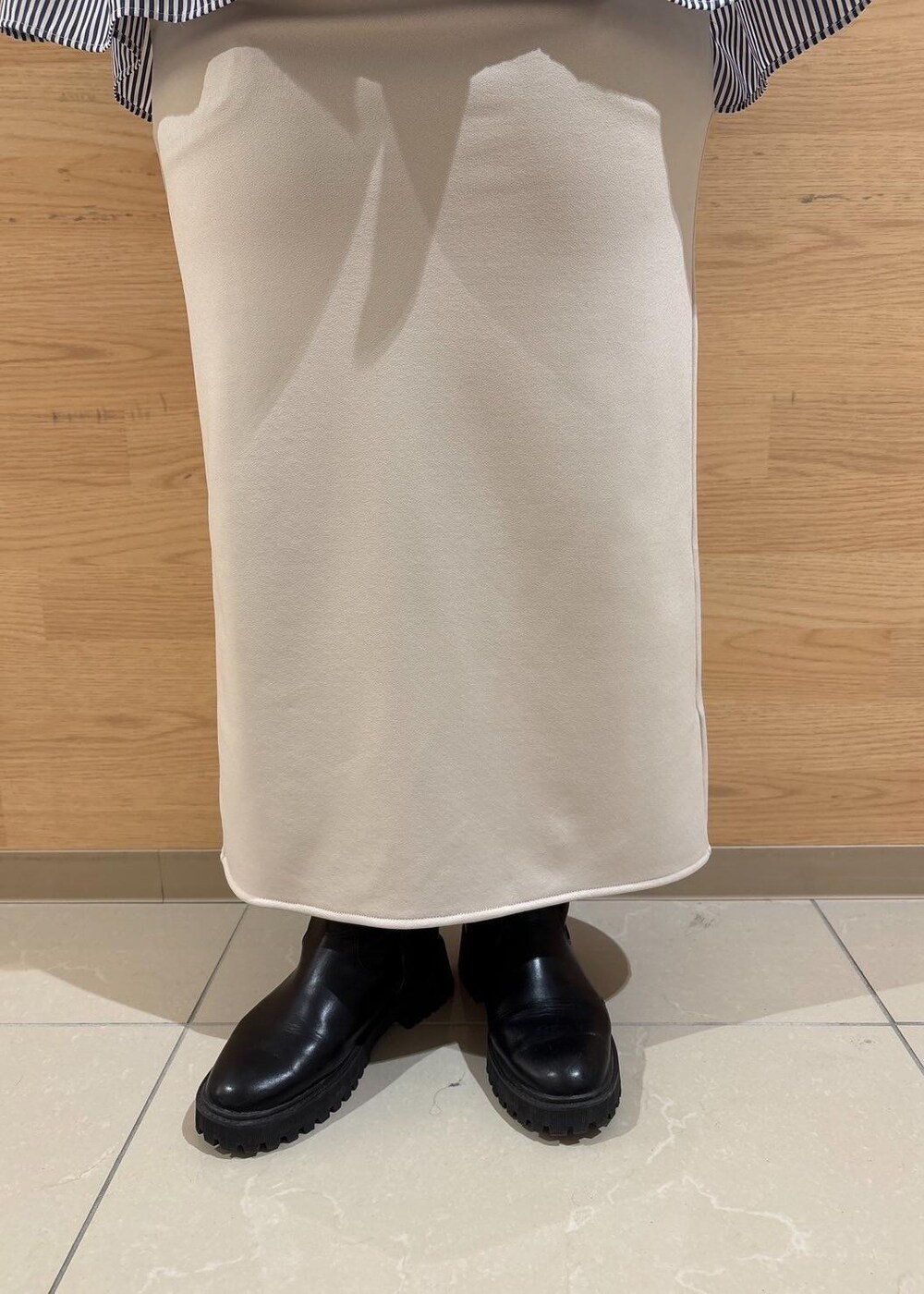 ベージュ系のスカート、ベージュ系のニット/セーター、シルバー系のショルダーバッグを着用したレディースの冬コーディネートの9枚目の写真