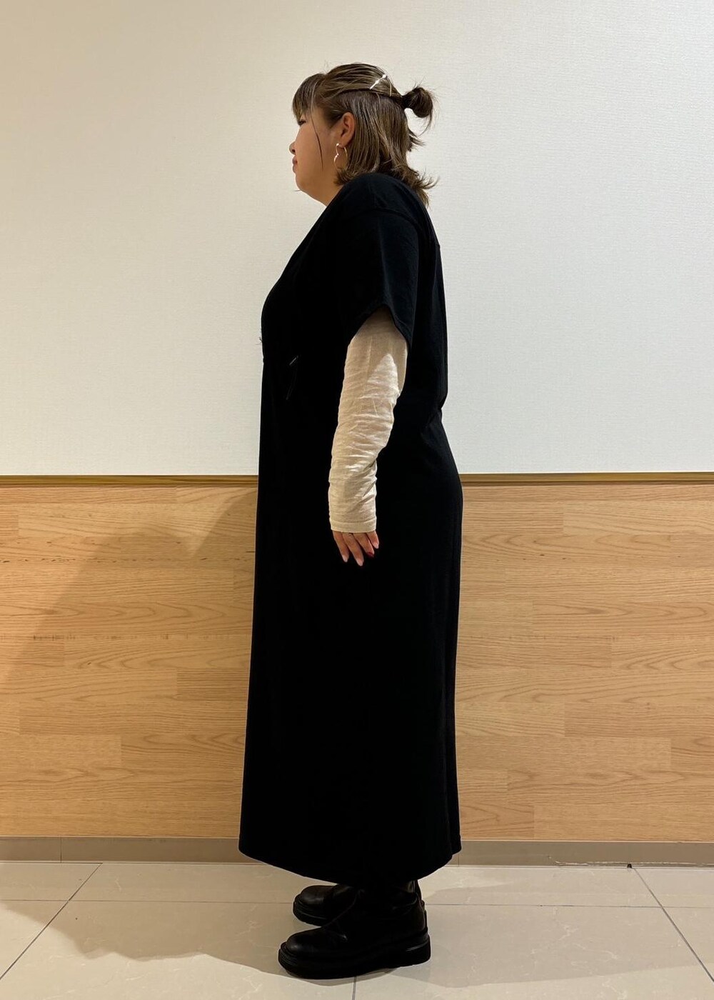 ベージュ系のTシャツ/カットソー、ブラック系のハンドバッグ、ブラック系のワンピースを着用したレディースの秋コーディネートの2枚目の写真