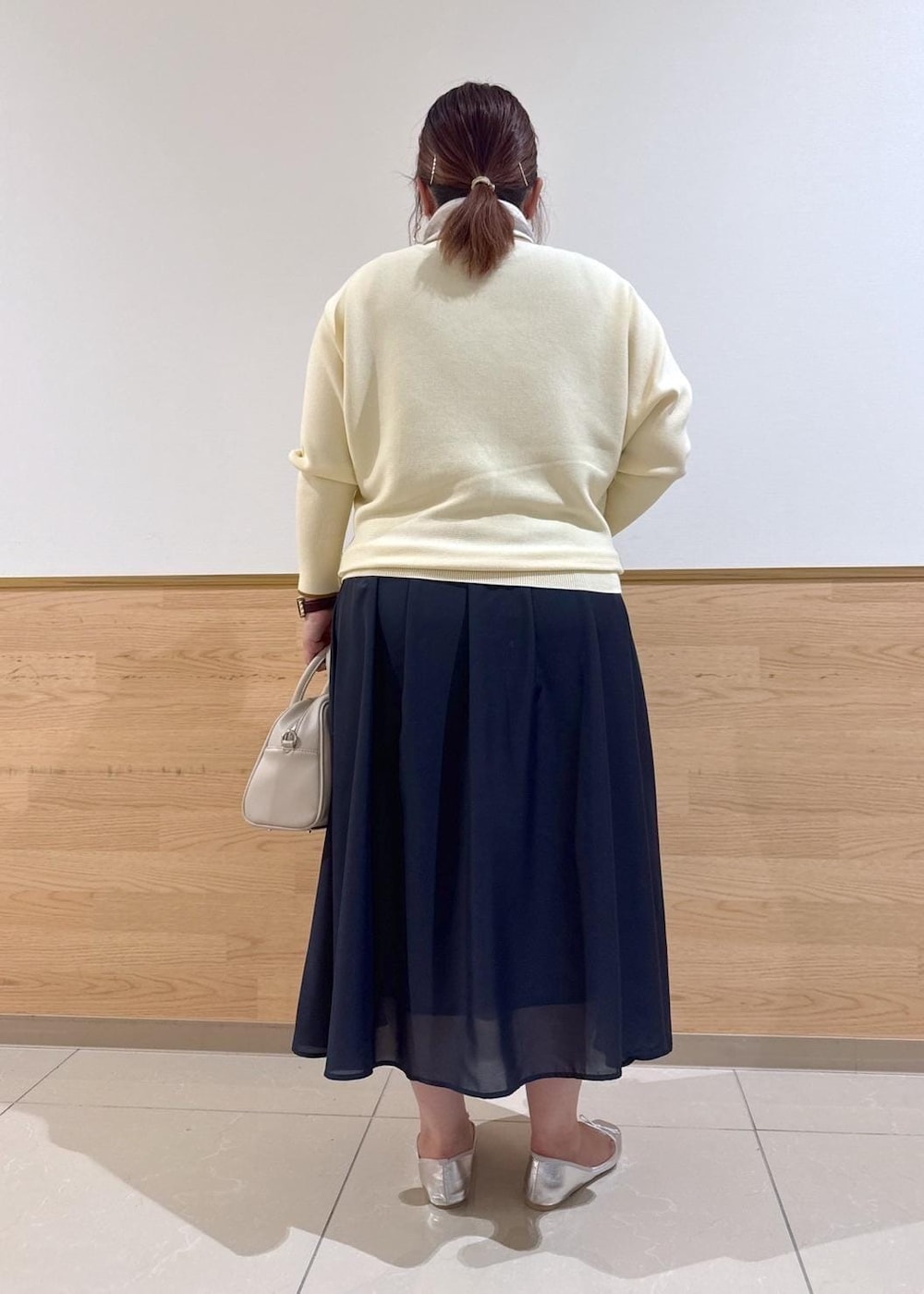 「ママコーデ、30代、30代後半、YOKU MOKU、ヨックモック、ビスキュイニット、袖口、着丈が選べるギャザースカート、ギャザースカート、スカーフ、フラワーグラデーションスカーフ、レザーボストンバック、初春コーデ、春コーデ、授業参観日コーデ」｜「ROPE' PICNICの着丈が選べるギャザースカート（スカート、ブルー系）」を使った、Kanaさん（レディース・156cm）の冬コーディネートの3枚目の写真
