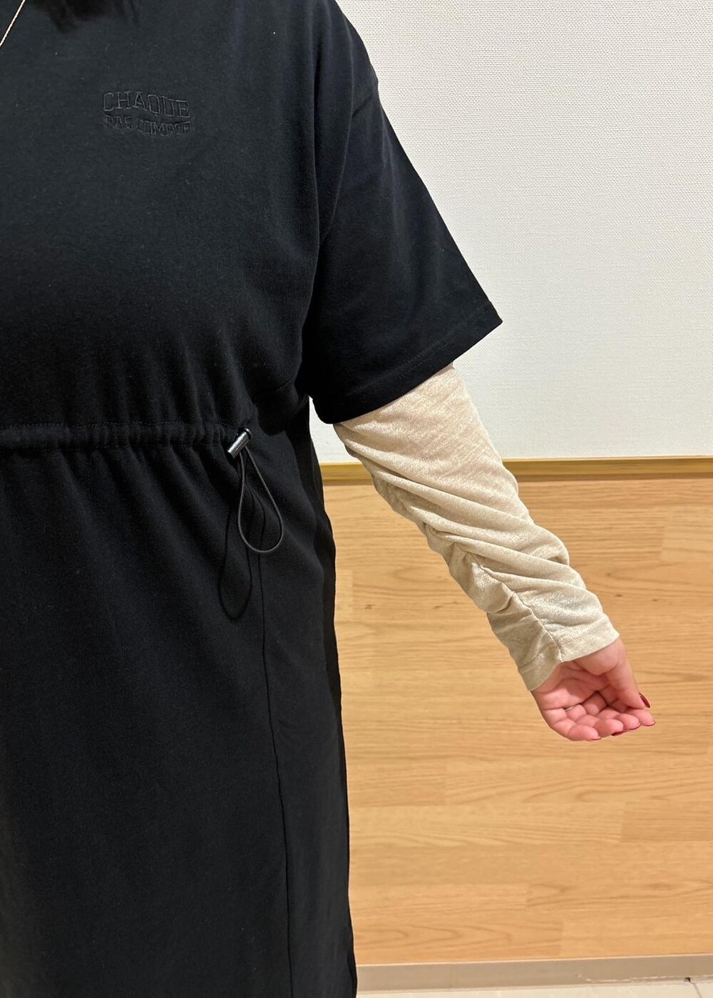 ベージュ系のTシャツ/カットソー、ブラック系のハンドバッグ、ブラック系のワンピースを着用したレディースの秋コーディネートの5枚目の写真