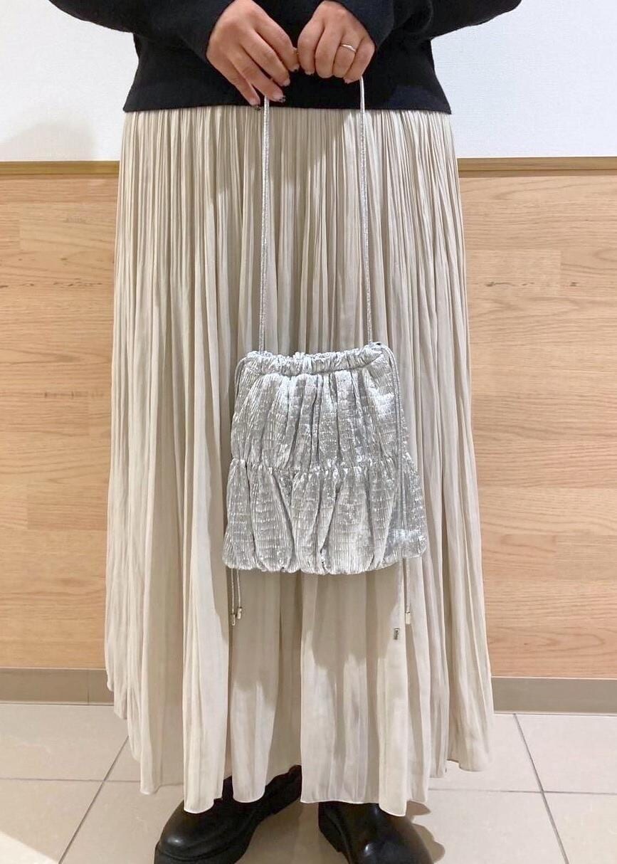 ベージュ系のスカート、ブラック系のブーツ、ブラック系のニット/セーターを着用したレディースの秋コーディネートの8枚目の写真