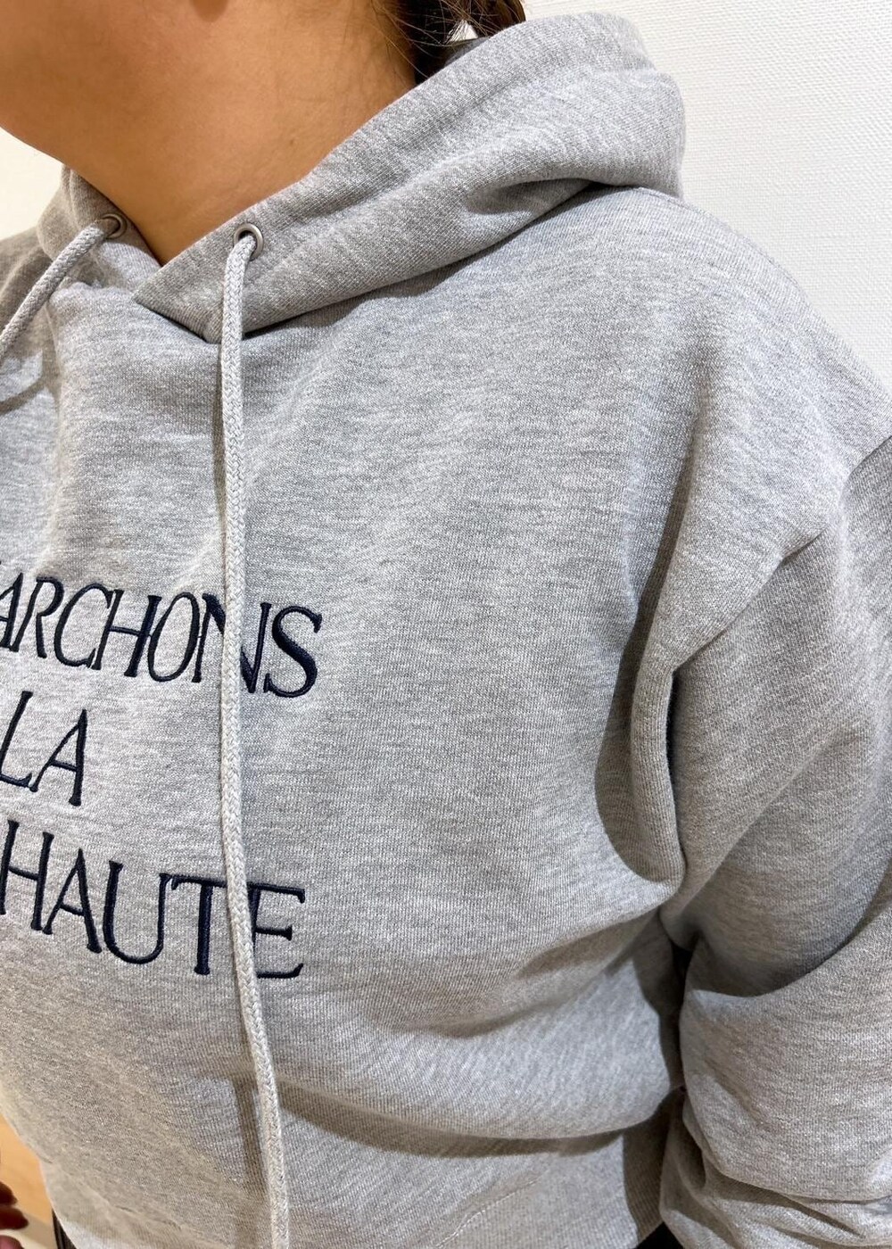 ブルー系のショルダーバッグ、ブラウン系のスカート、グレー系のパーカーを着用したレディースの秋コーディネートの5枚目の写真