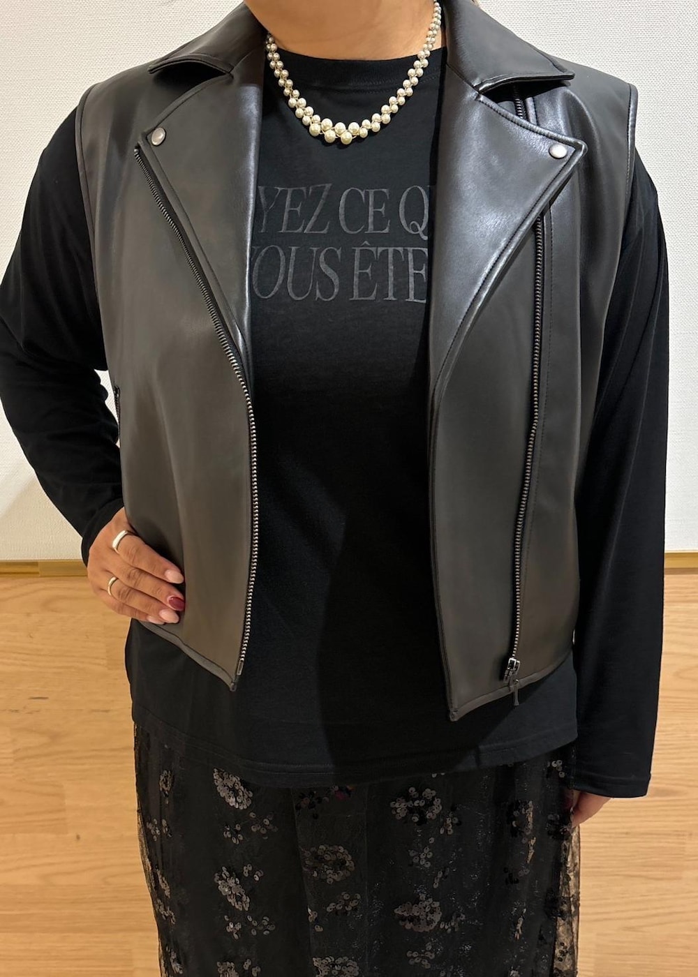 ブラック系のスカート、ブラック系のショルダーバッグ、ブラック系のライダースジャケットを着用したレディースの秋コーディネートの4枚目の写真