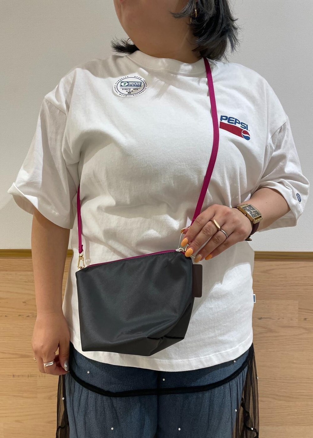 ブラック系のスカート、ブラック系のサンダル、ホワイト系のTシャツ/カットソーを着用したレディースの夏コーディネートの9枚目の写真