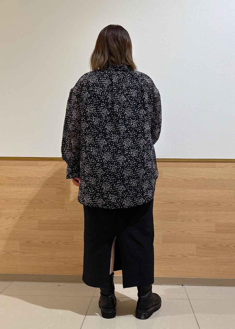 ブラック系のスカート、ブラック系のショルダーバッグ、ブラック系のシャツ/ブラウスを着用したレディースの秋コーディネートの3枚目の写真