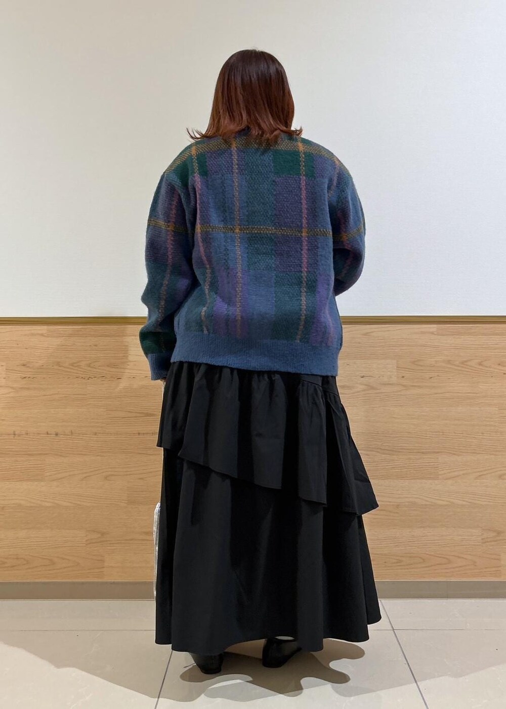 ブラック系のTシャツ/カットソー、ブラック系のスカート、シルバー系のショルダーバッグを着用したレディースの秋コーディネートの3枚目の写真