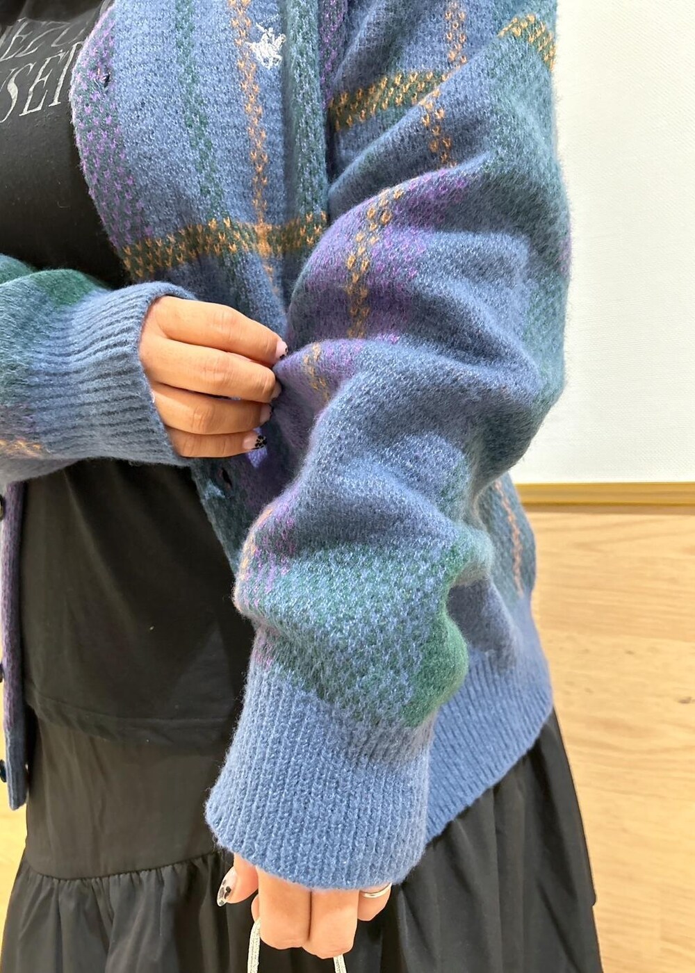 ブラック系のTシャツ/カットソー、ブラック系のスカート、シルバー系のショルダーバッグを着用したレディースの秋コーディネートの6枚目の写真