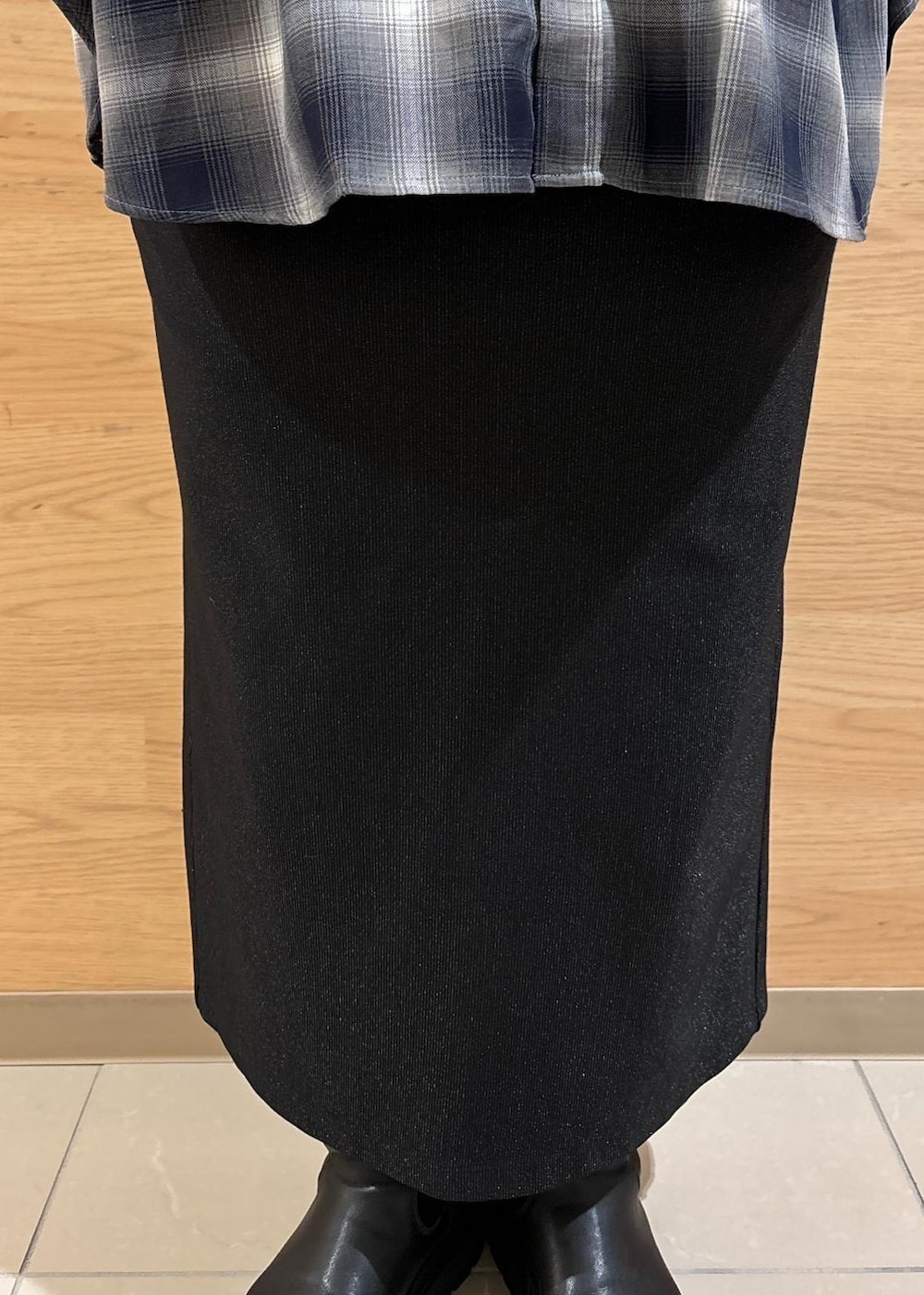 ブラック系のスカート、ブラック系のトートバッグ、ブルー系のニット/セーターを着用したレディースの秋コーディネートの8枚目の写真