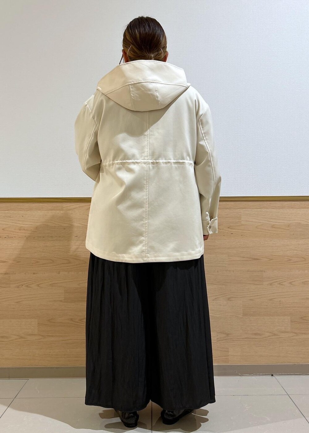 「ママコーデ、30代、30代後半、ロゴシアーロングカットソー、スカーチョ、3サイズ展開、撥水・花粉カード、ミドル丈マウンテンパーカー、ミニバトーショルダーバック、晴雨兼用、お出掛けバッグ、バレエシューズ、テンパレイト、マンパ、シアー」｜「TEMPERATEの【TEMPERATE/テンパレイト別注】EMMA GLITTER（レインシューズ、ブラック系）」を使った、Kanaさん（レディース・156cm）の秋コーディネートの3枚目の写真