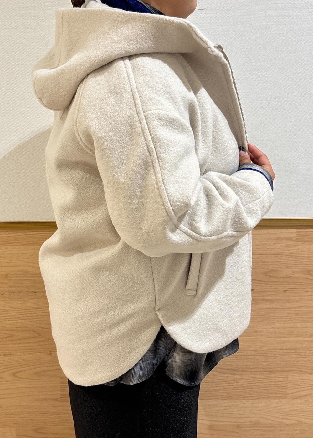 ブラック系のスカート、ブラック系のトートバッグ、ブルー系のニット/セーターを着用したレディースの秋コーディネートの5枚目の写真