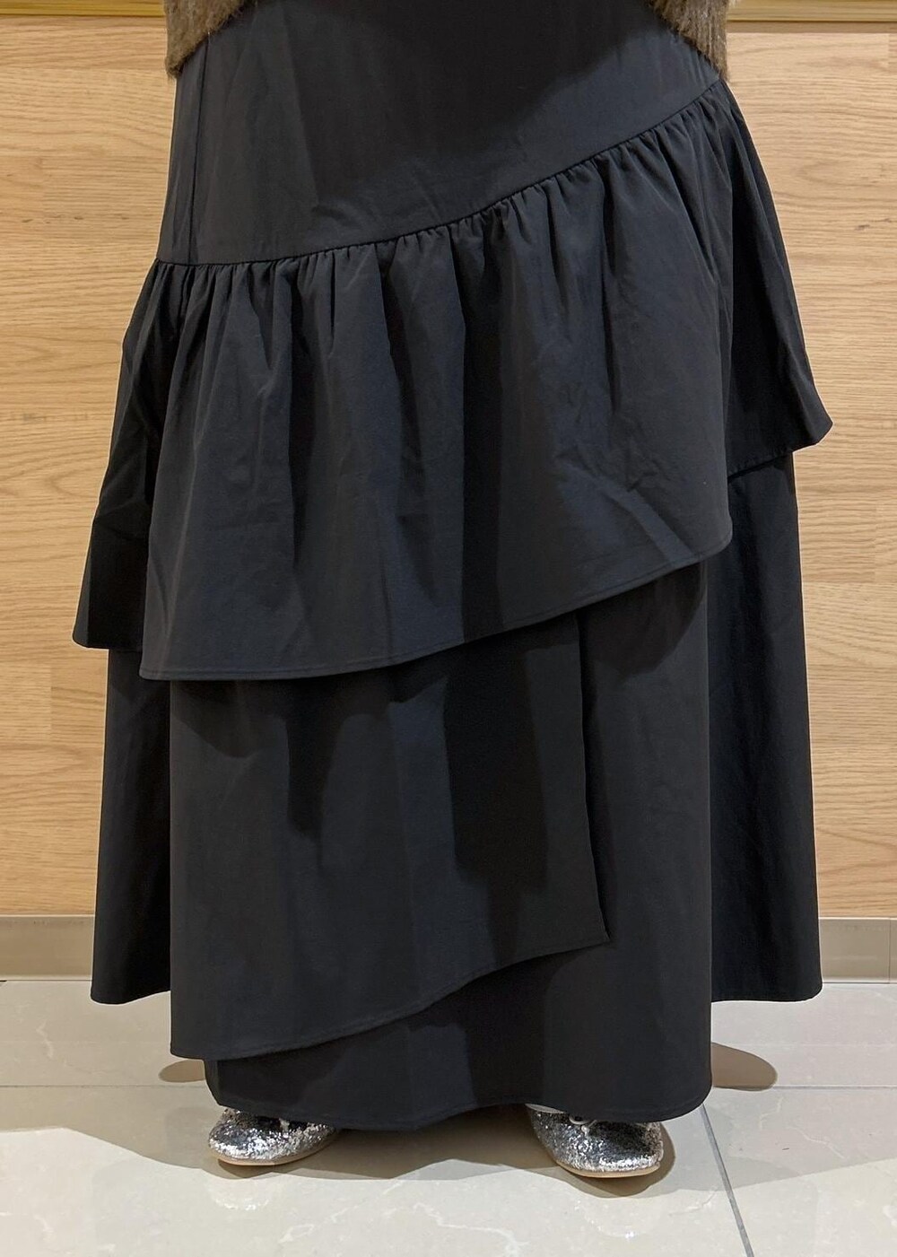 シルバー系のバレエシューズ、ブラック系のスカート、ブラウン系のニット/セーターを着用したレディースの秋コーディネートの6枚目の写真