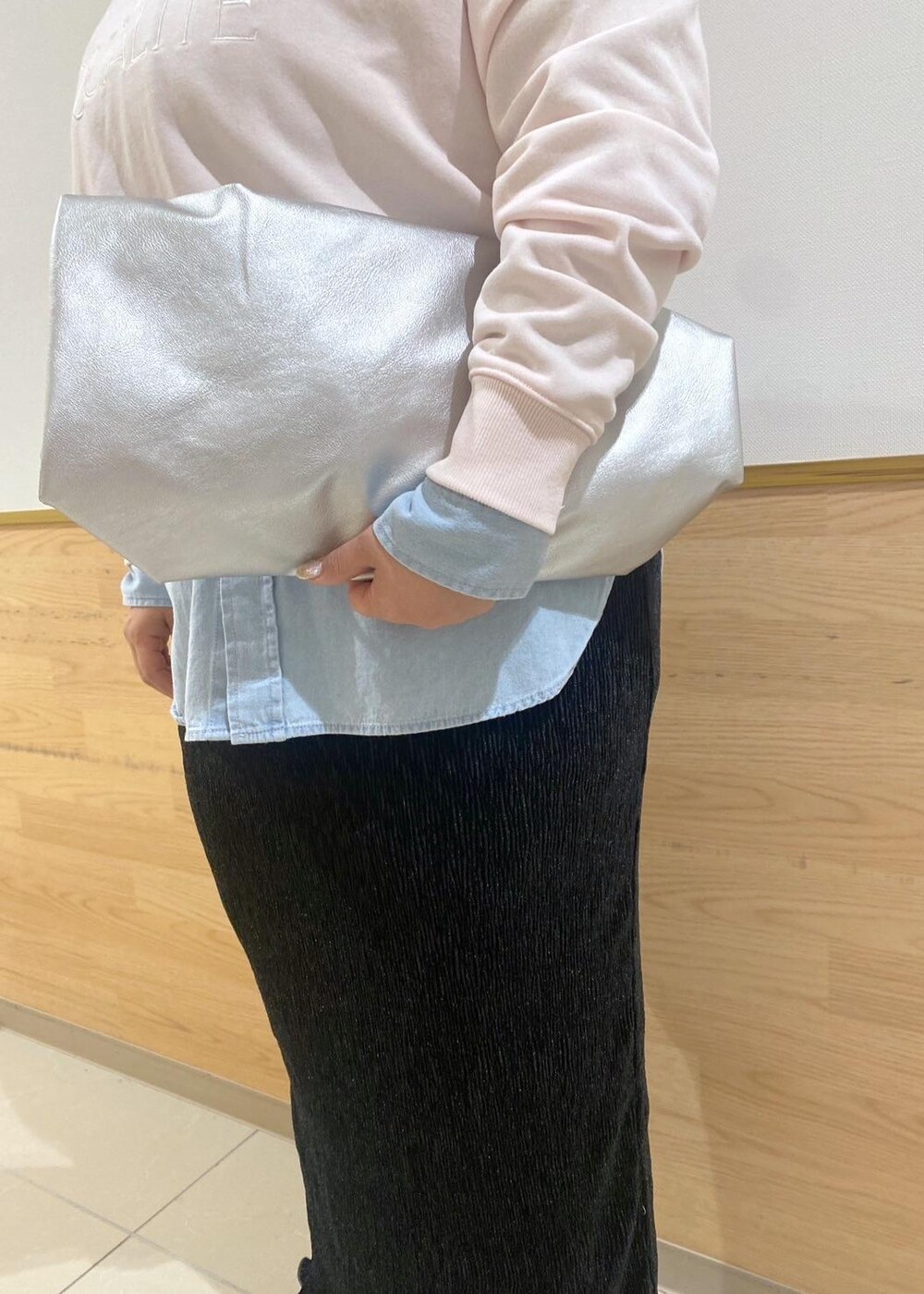 シルバー系のトートバッグ、ブルー系のシャツ/ブラウス、ピンク系のスウェットを着用したレディースの冬コーディネートの8枚目の写真