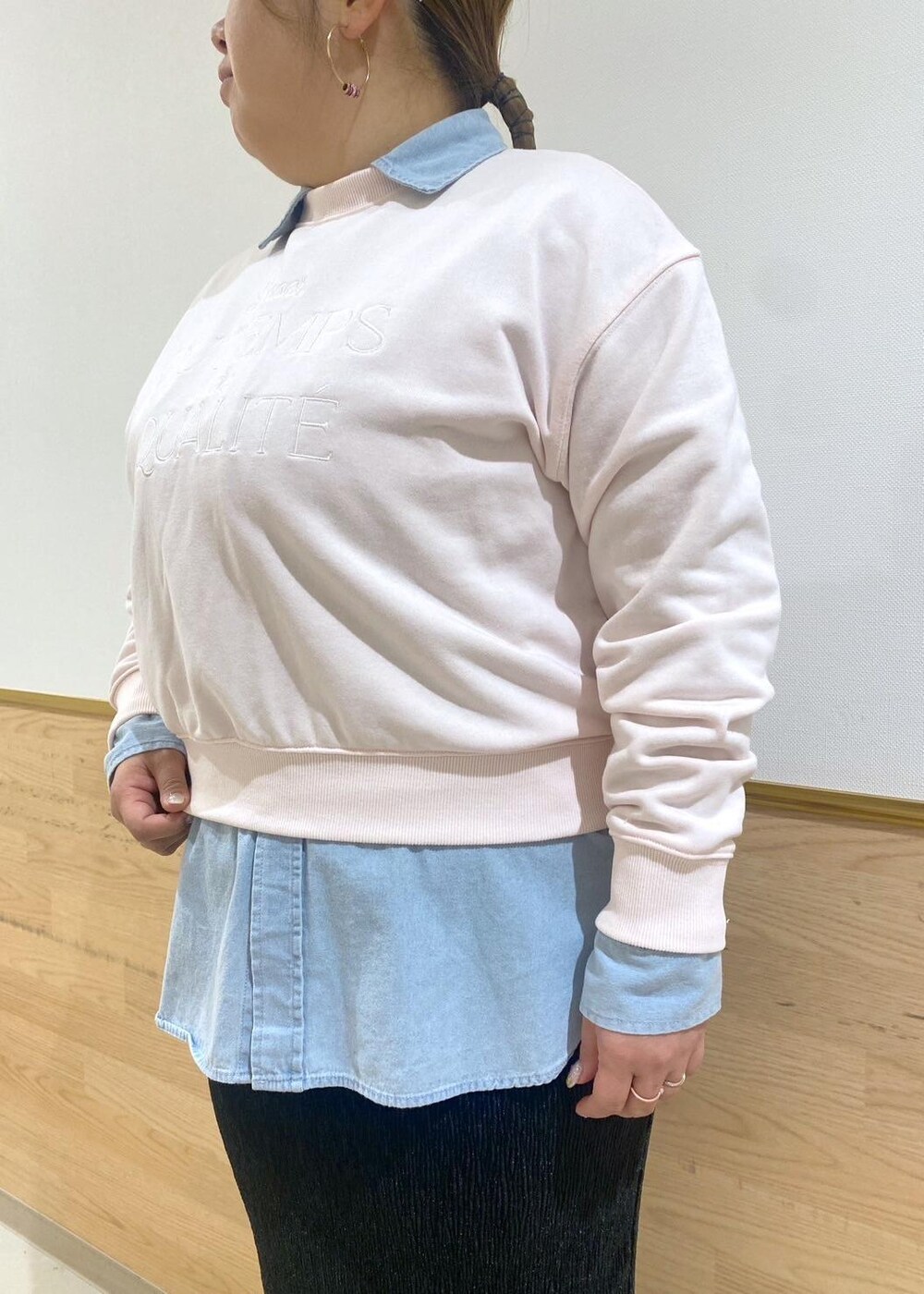 シルバー系のトートバッグ、ブルー系のシャツ/ブラウス、ピンク系のスウェットを着用したレディースの冬コーディネートの4枚目の写真