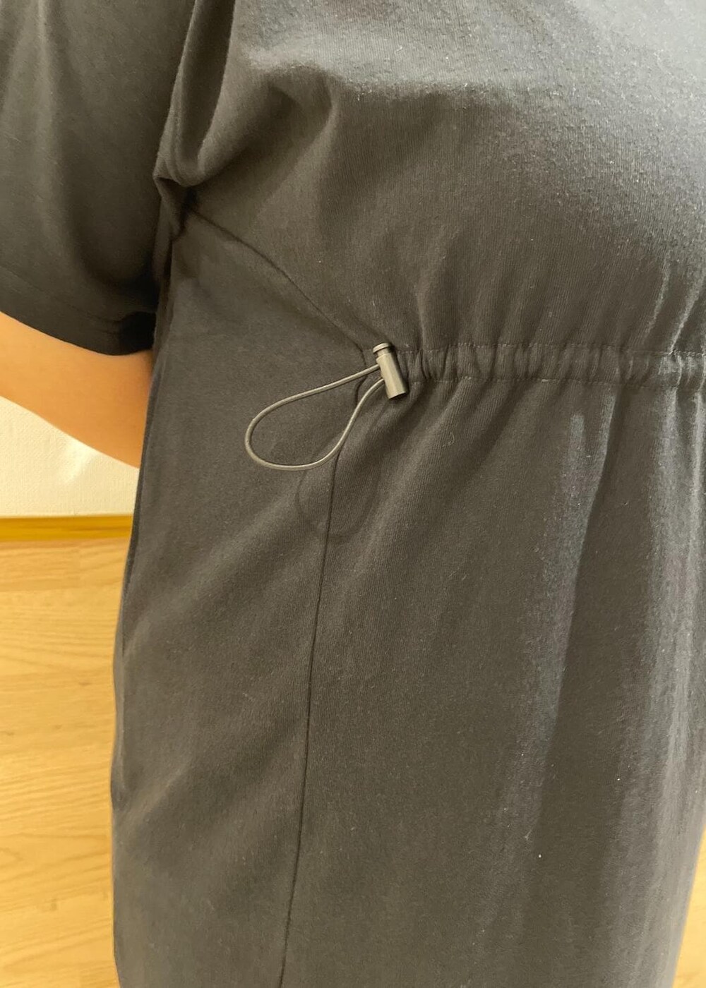 ブラック系のトートバッグ、ブルー系のデニムパンツ、レッド系のバレエシューズを着用したレディースの秋コーディネートの6枚目の写真