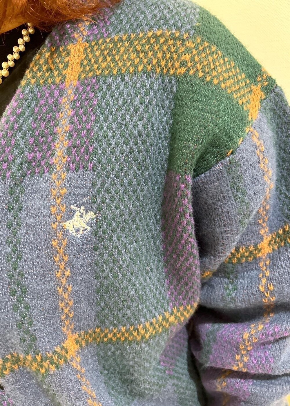 ブラック系のTシャツ/カットソー、ブラック系のスカート、シルバー系のショルダーバッグを着用したレディースの秋コーディネートの5枚目の写真