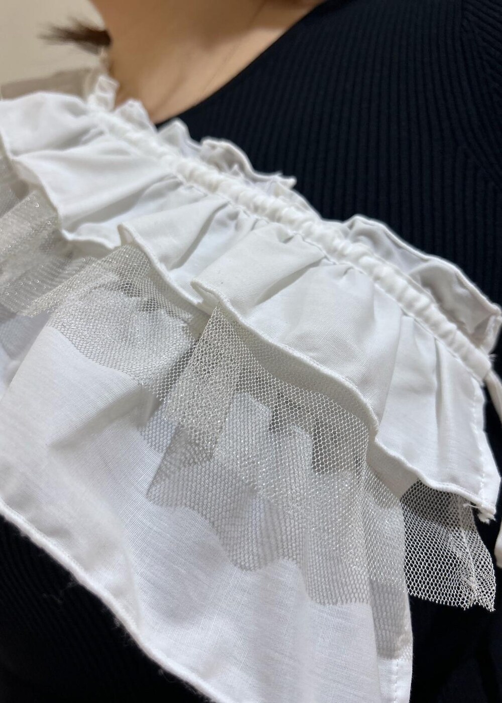 ゴールド系のサンダル、ピンク系のトートバッグ、ブラック系のワンピースを着用したレディースの夏コーディネートの5枚目の写真