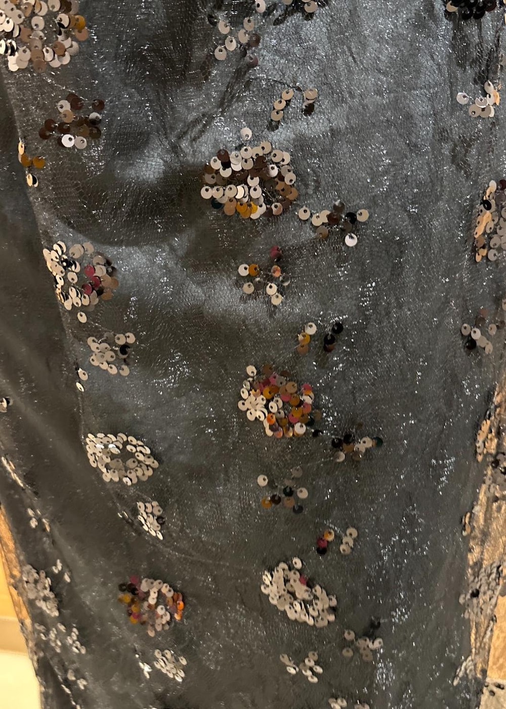 ブラック系のスカート、ブラック系のショルダーバッグ、ブラック系のライダースジャケットを着用したレディースの秋コーディネートの6枚目の写真