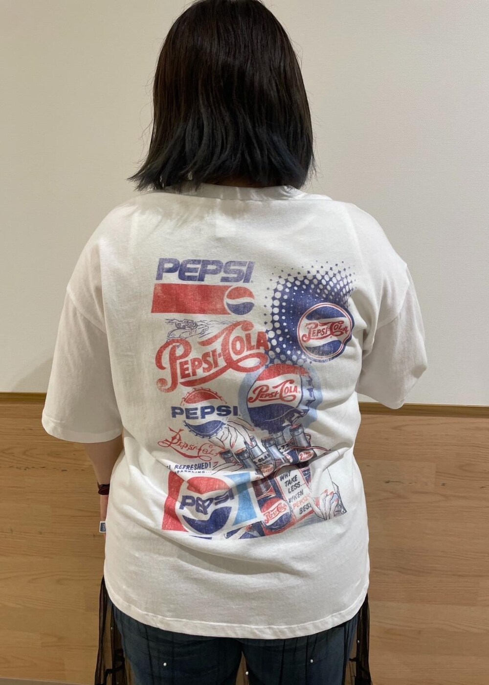 ブラック系のスカート、ブラック系のサンダル、ホワイト系のTシャツ/カットソーを着用したレディースの夏コーディネートの8枚目の写真