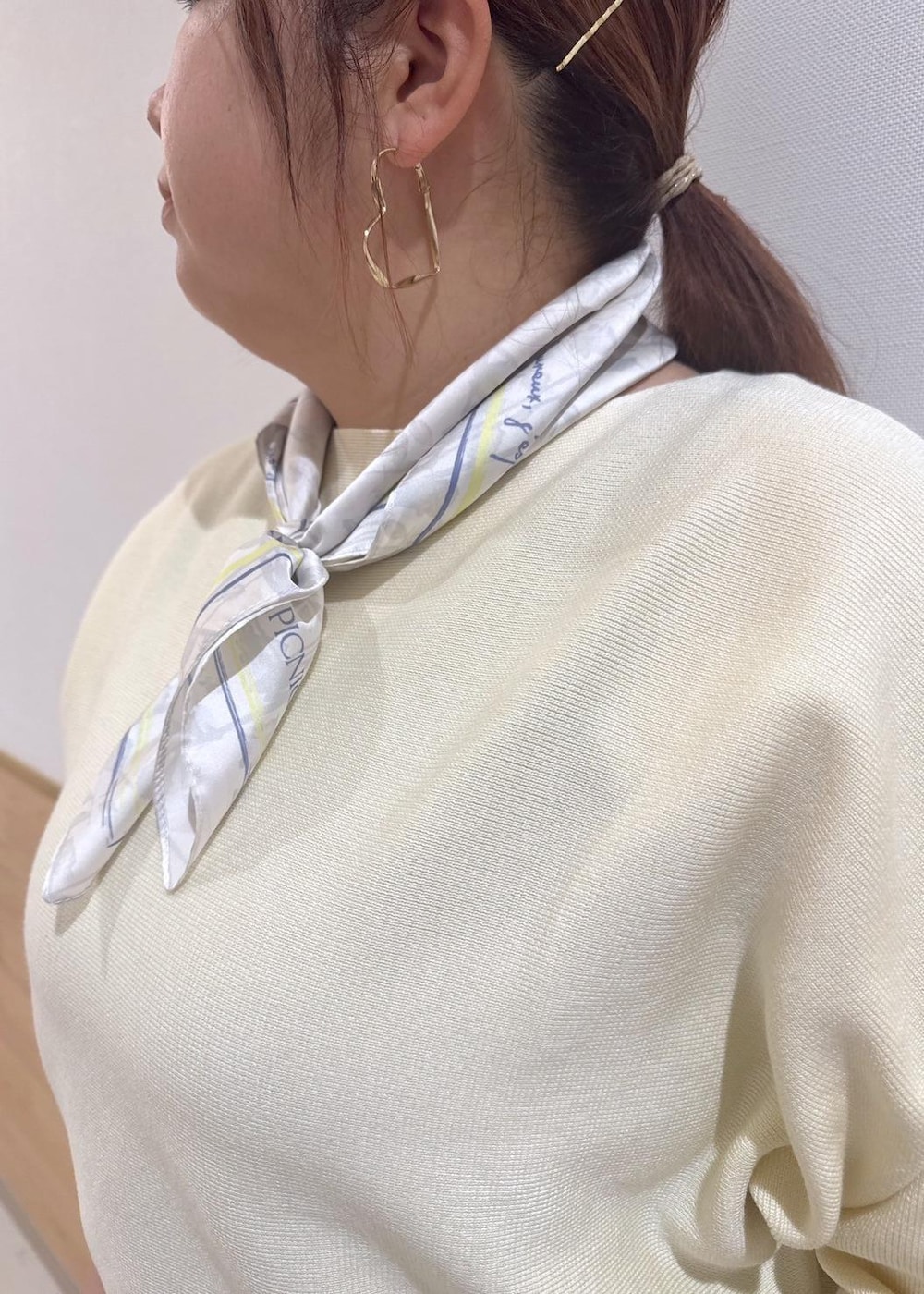 「ママコーデ、30代、30代後半、YOKU MOKU、ヨックモック、ビスキュイニット、袖口、着丈が選べるギャザースカート、ギャザースカート、スカーフ、フラワーグラデーションスカーフ、レザーボストンバック、初春コーデ、春コーデ、授業参観日コーデ」｜「ROPE' PICNICの着丈が選べるギャザースカート（スカート、ブルー系）」を使った、Kanaさん（レディース・156cm）の冬コーディネートの5枚目の写真