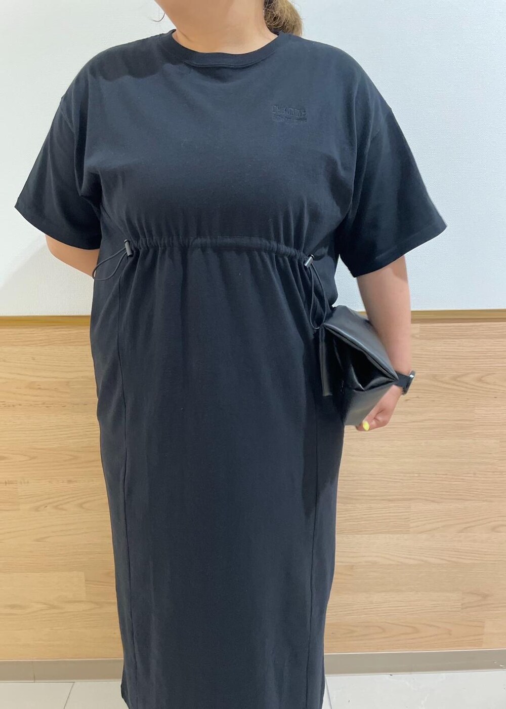 ブラック系のトートバッグ、ブルー系のデニムパンツ、レッド系のバレエシューズを着用したレディースの秋コーディネートの7枚目の写真