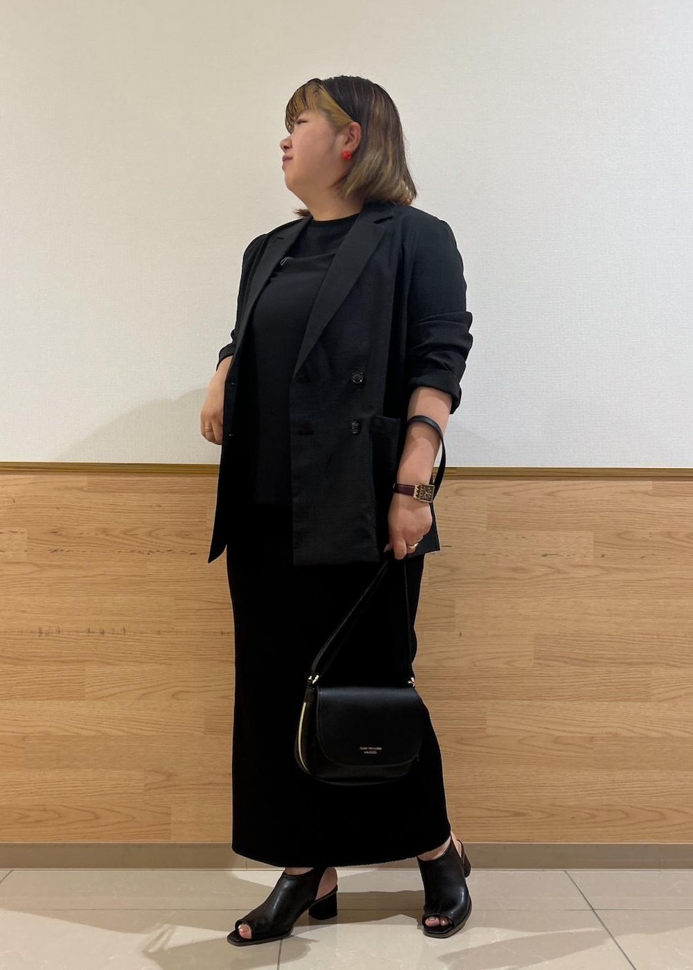 「ママコーデ、30代、30代後半、接触冷感・UV機能、カットジョーゼットトップス、テレコスカート、ラウンドショルダーバッグ、ソフトストレッチサンダル、ワントーンコーデ、ブラックコーデ、サマーブラック、ブラック、ジャケット、セットアップ、テーラード」｜「ROPE' PICNICのオープントゥスソフトトレッチバックスリングミュール（サンダル、ブラック系）」を使った、Kanaさん（レディース・156cm）の夏コーディネートの10枚目の写真