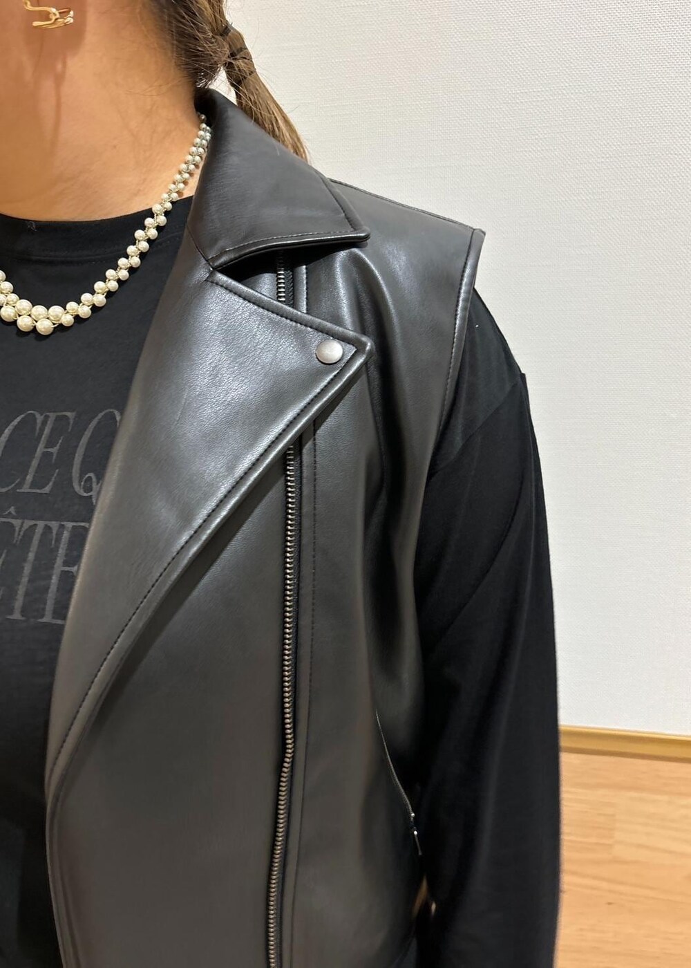 ブラック系のスカート、ブラック系のショルダーバッグ、ブラック系のライダースジャケットを着用したレディースの秋コーディネートの5枚目の写真