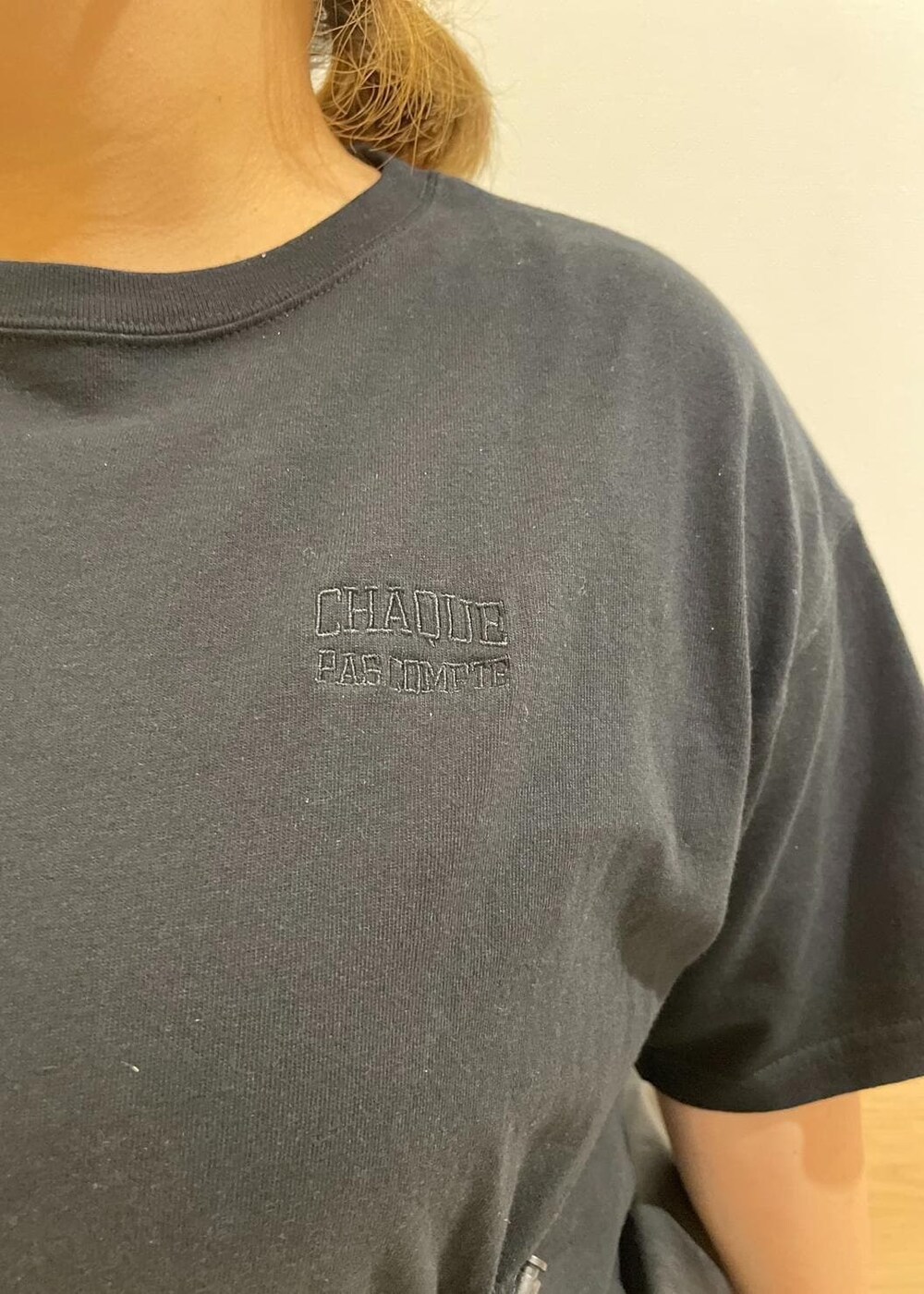 ブラック系のトートバッグ、ブルー系のデニムパンツ、レッド系のバレエシューズを着用したレディースの秋コーディネートの5枚目の写真