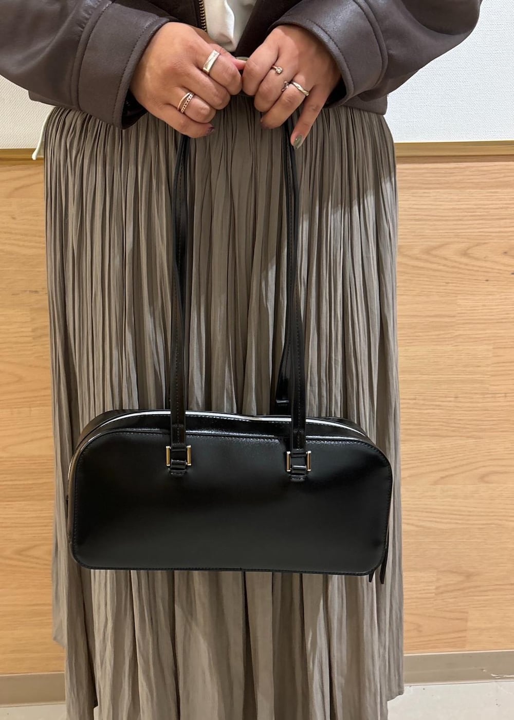 ホワイト系のTシャツ/カットソー、ブラック系のブーツ、ブラウン系のスカートを着用したレディースの秋コーディネートの7枚目の写真