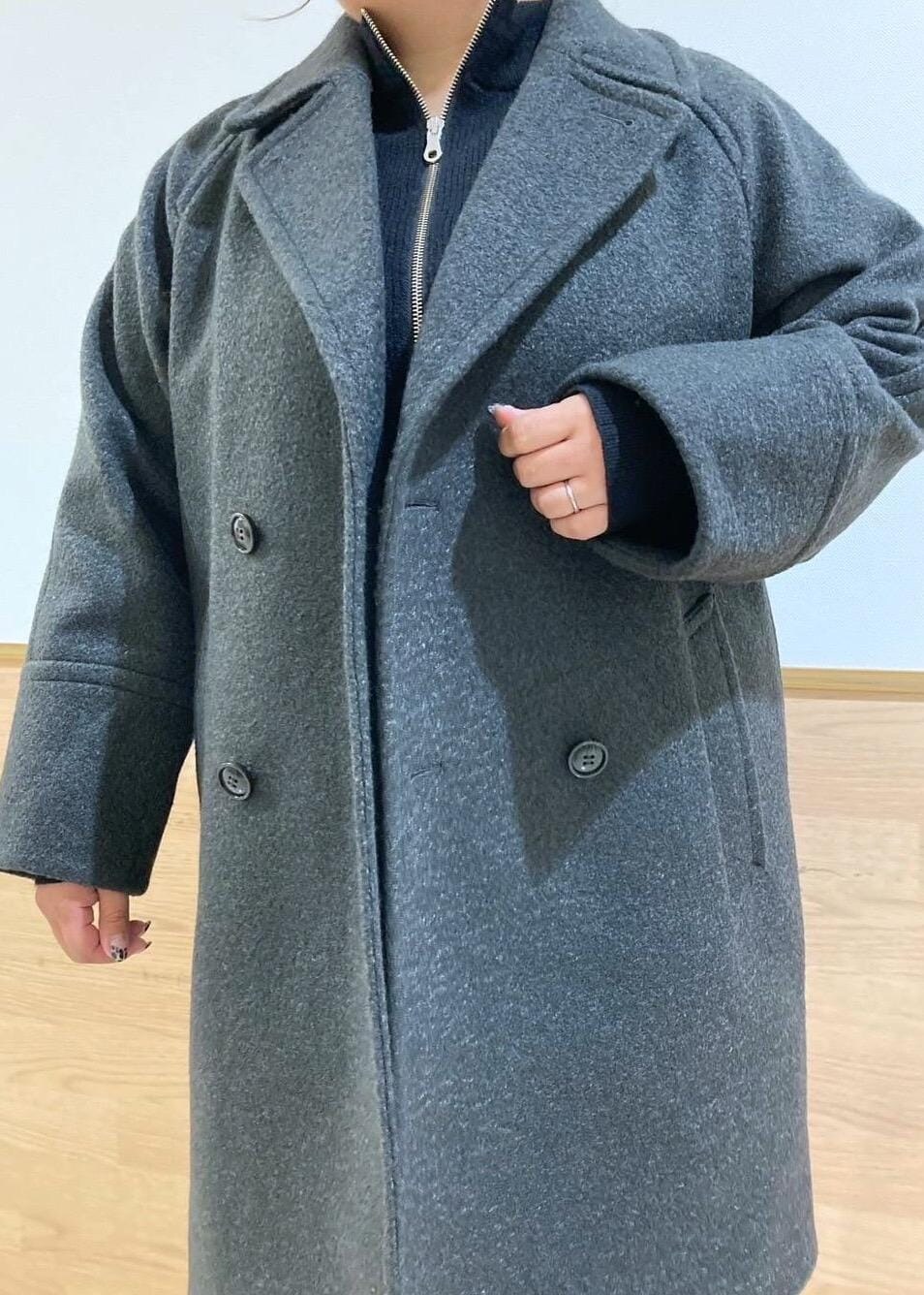 ベージュ系のスカート、ブラック系のブーツ、ブラック系のニット/セーターを着用したレディースの秋コーディネートの5枚目の写真