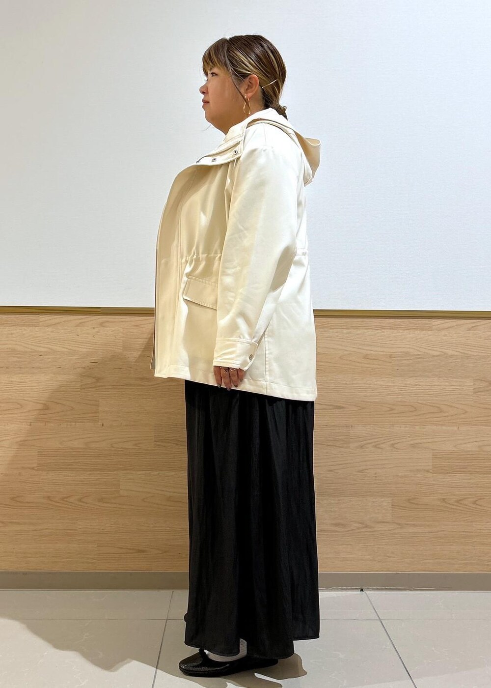 「ママコーデ、30代、30代後半、ロゴシアーロングカットソー、スカーチョ、3サイズ展開、撥水・花粉カード、ミドル丈マウンテンパーカー、ミニバトーショルダーバック、晴雨兼用、お出掛けバッグ、バレエシューズ、テンパレイト、マンパ、シアー」｜「TEMPERATEの【TEMPERATE/テンパレイト別注】EMMA GLITTER（レインシューズ、ブラック系）」を使った、Kanaさん（レディース・156cm）の秋コーディネートの2枚目の写真