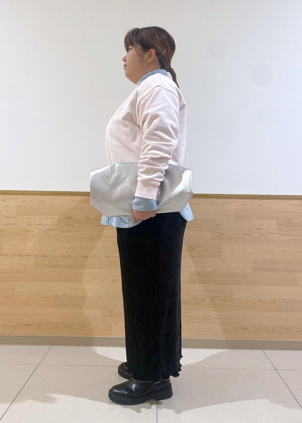 シルバー系のトートバッグ、ブルー系のシャツ/ブラウス、ピンク系のスウェットを着用したレディースの冬コーディネートの2枚目の写真