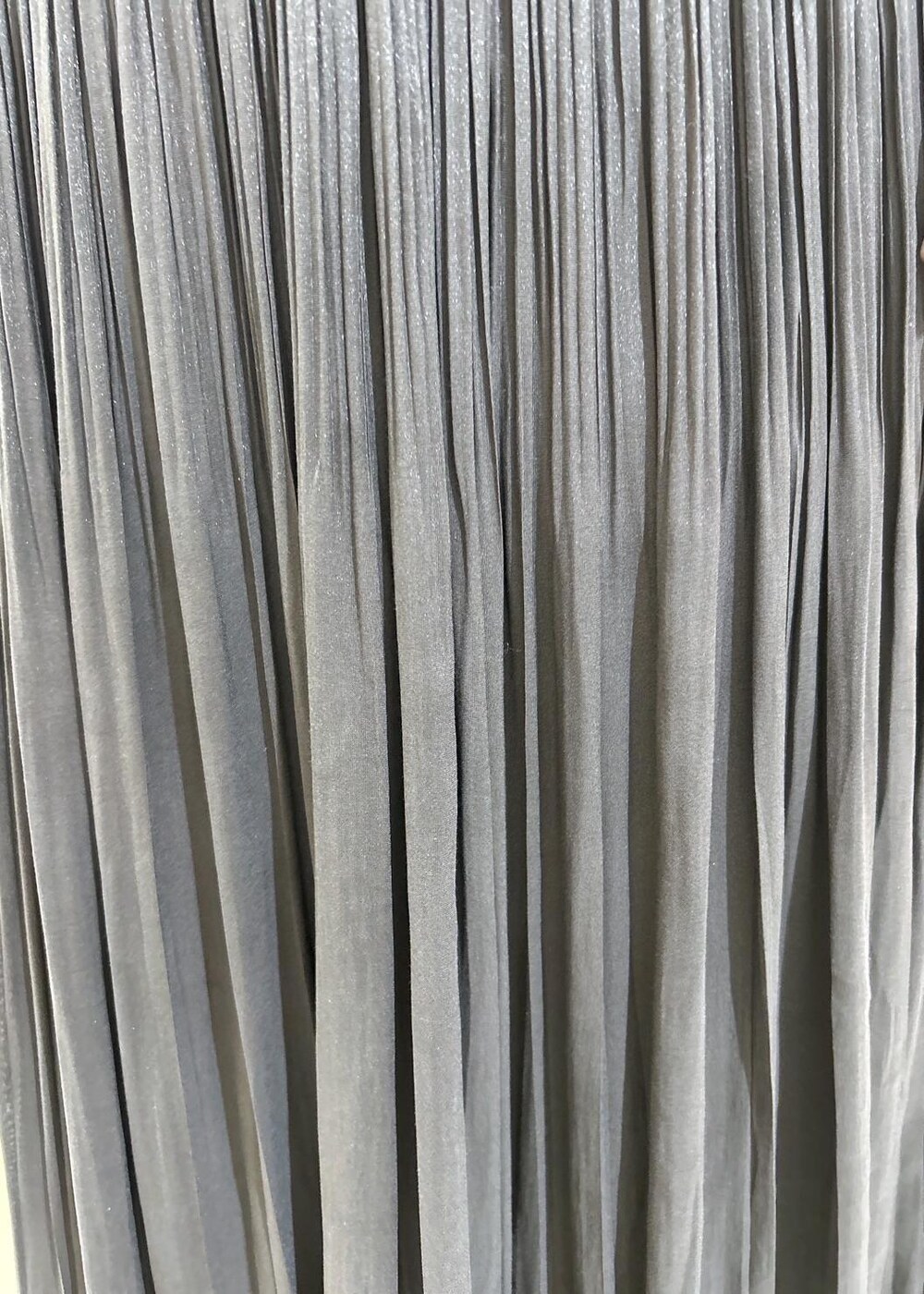 ブルー系のショルダーバッグ、ブラウン系のスカート、グレー系のパーカーを着用したレディースの秋コーディネートの7枚目の写真