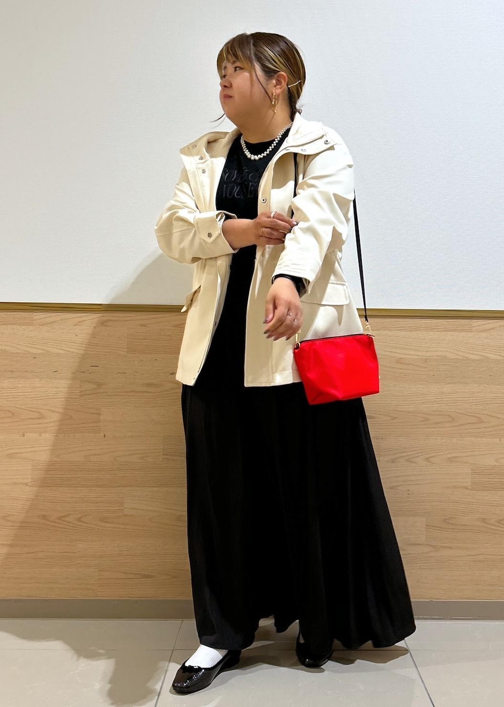 「ママコーデ、30代、30代後半、ロゴシアーロングカットソー、スカーチョ、3サイズ展開、撥水・花粉カード、ミドル丈マウンテンパーカー、ミニバトーショルダーバック、晴雨兼用、お出掛けバッグ、バレエシューズ、テンパレイト、マンパ、シアー」｜「TEMPERATEの【TEMPERATE/テンパレイト別注】EMMA GLITTER（レインシューズ、ブラック系）」を使った、Kanaさん（レディース・156cm）の秋コーディネートの9枚目の写真