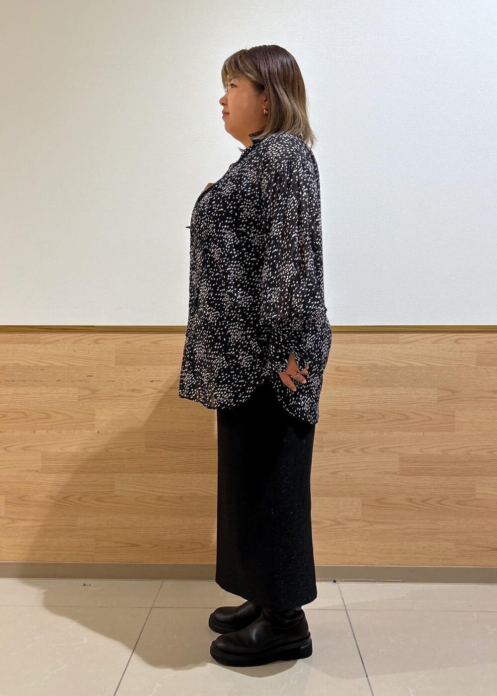 ブラック系のスカート、ブラック系のショルダーバッグ、ブラック系のシャツ/ブラウスを着用したレディースの秋コーディネートの2枚目の写真