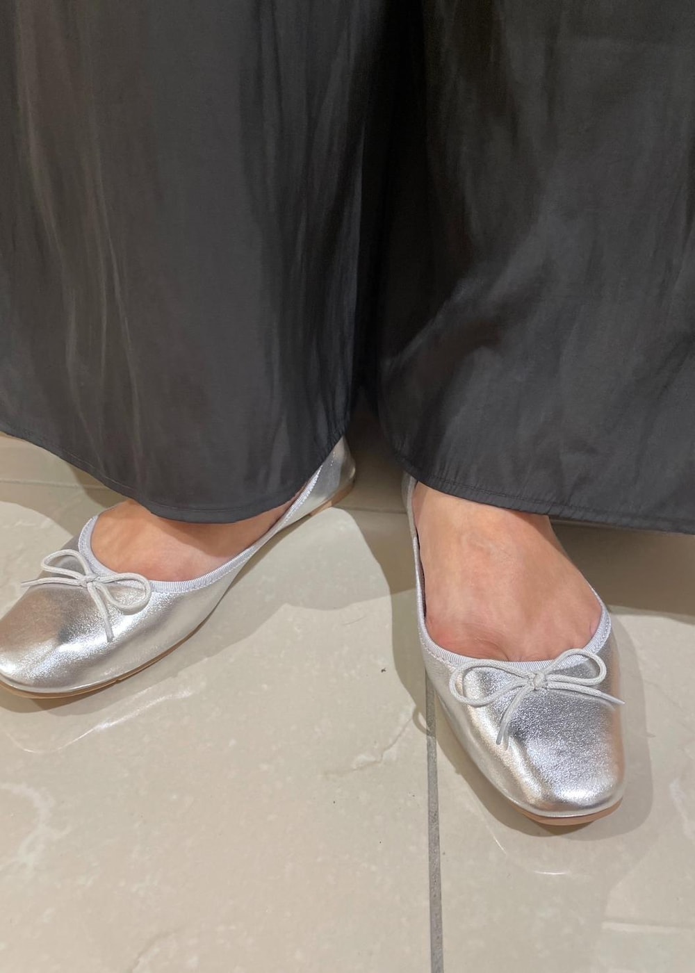 グレー系のその他パンツ、グレー系のベスト、シルバー系のバレエシューズを着用したレディースの秋コーディネートの7枚目の写真