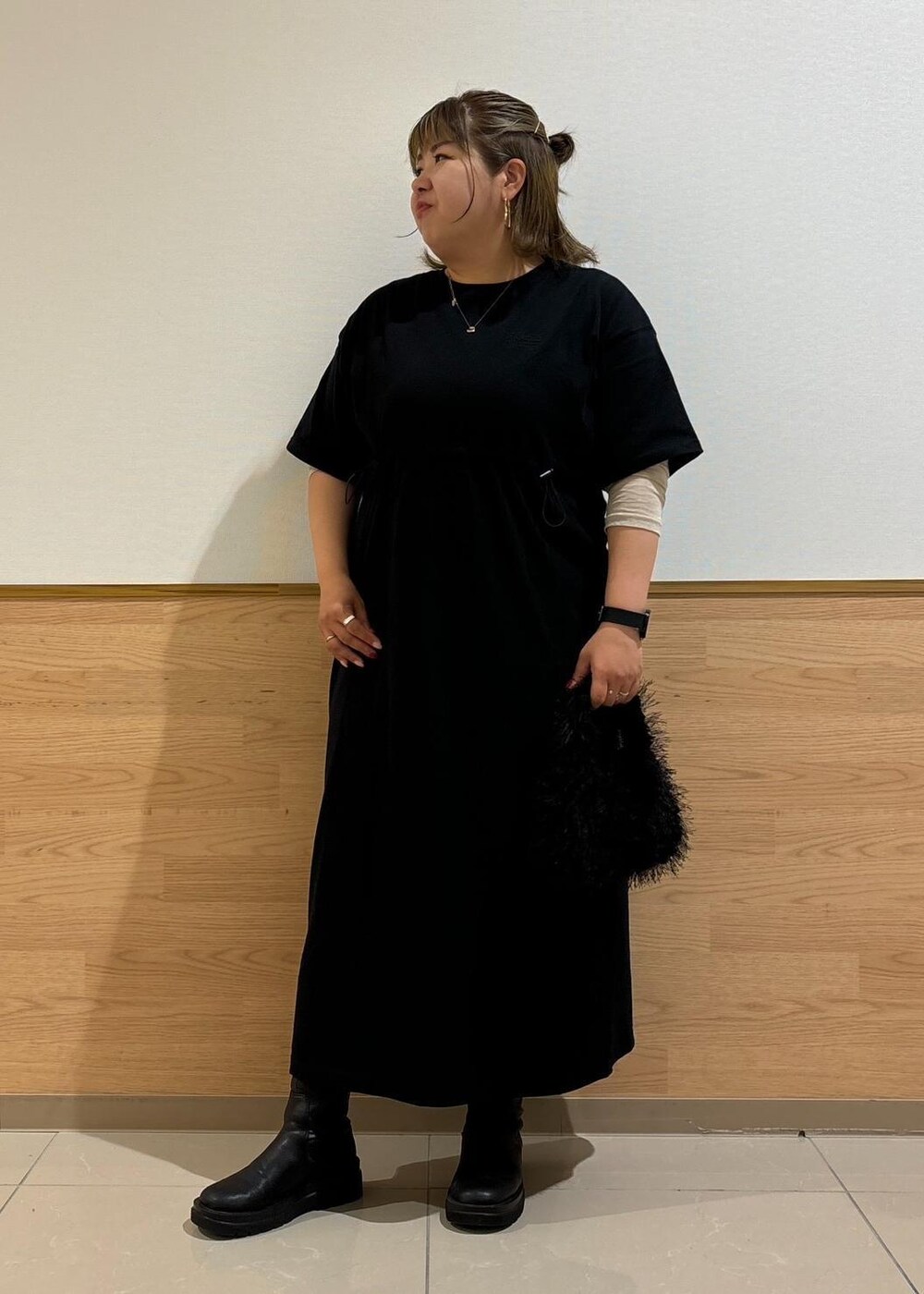 ベージュ系のTシャツ/カットソー、ブラック系のハンドバッグ、ブラック系のワンピースを着用したレディースの秋コーディネートの8枚目の写真