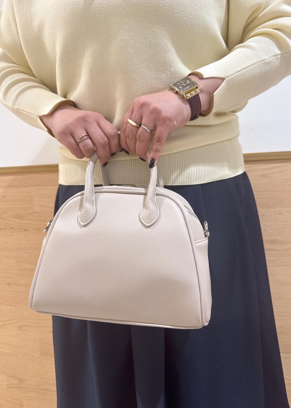 「ママコーデ、30代、30代後半、YOKU MOKU、ヨックモック、ビスキュイニット、袖口、着丈が選べるギャザースカート、ギャザースカート、スカーフ、フラワーグラデーションスカーフ、レザーボストンバック、初春コーデ、春コーデ、授業参観日コーデ」｜「ROPE' PICNICの着丈が選べるギャザースカート（スカート、ブルー系）」を使った、Kanaさん（レディース・156cm）の冬コーディネートの8枚目の写真