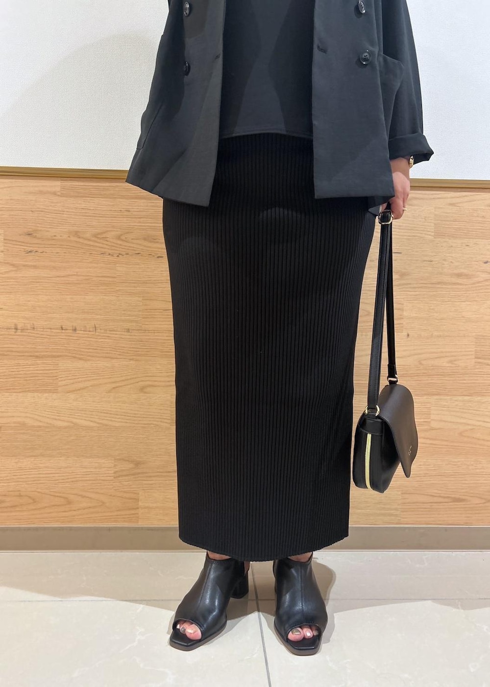 「ママコーデ、30代、30代後半、接触冷感・UV機能、カットジョーゼットトップス、テレコスカート、ラウンドショルダーバッグ、ソフトストレッチサンダル、ワントーンコーデ、ブラックコーデ、サマーブラック、ブラック、ジャケット、セットアップ、テーラード」｜「ROPE' PICNICのオープントゥスソフトトレッチバックスリングミュール（サンダル、ブラック系）」を使った、Kanaさん（レディース・156cm）の夏コーディネートの6枚目の写真