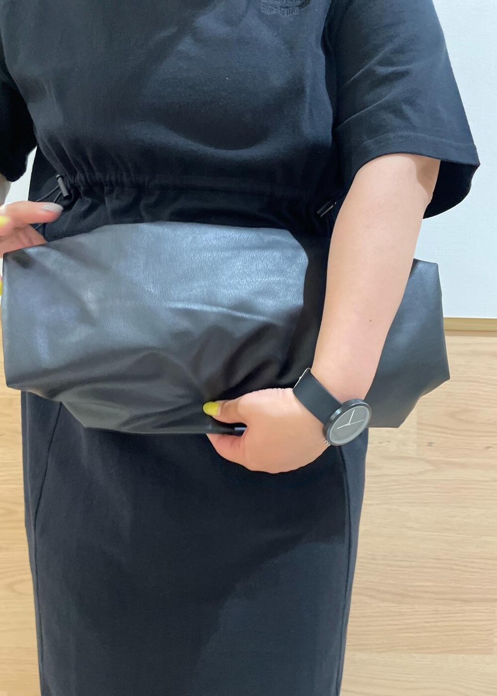 ブラック系のトートバッグ、ブルー系のデニムパンツ、レッド系のバレエシューズを着用したレディースの秋コーディネートの8枚目の写真