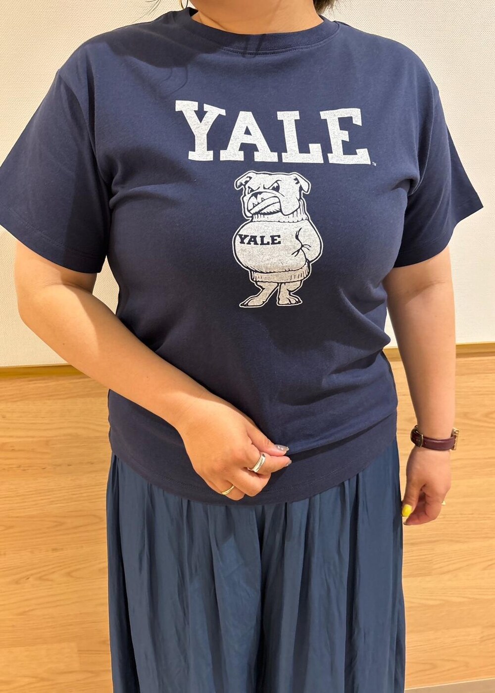 ホワイト系のサンダル、ホワイト系のショルダーバッグ、ブルー系のTシャツ/カットソーを着用したレディースの夏コーディネートの2枚目の写真