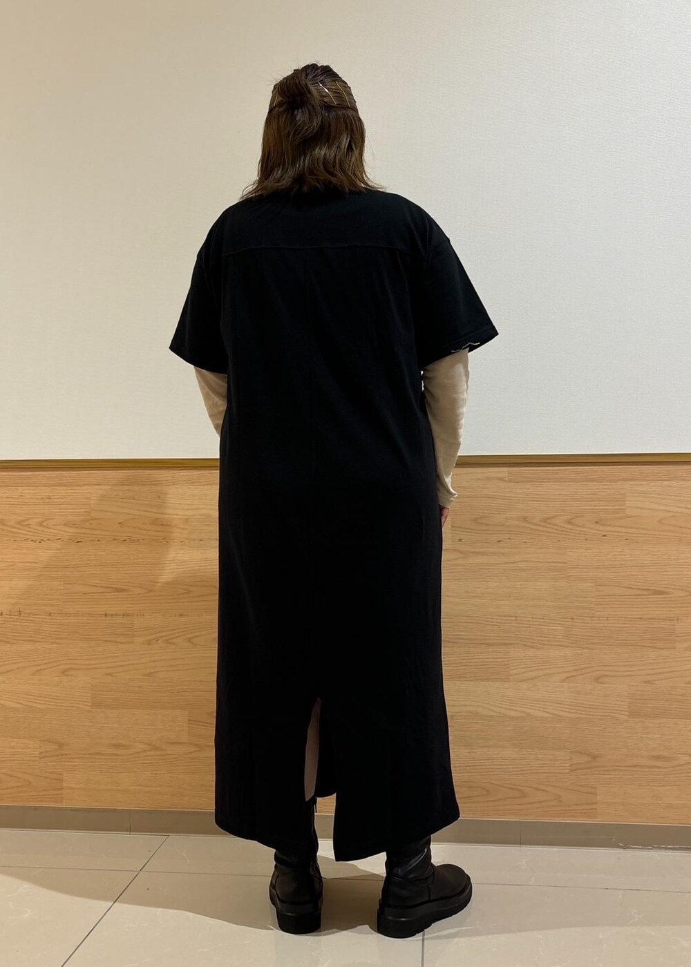 ベージュ系のTシャツ/カットソー、ブラック系のハンドバッグ、ブラック系のワンピースを着用したレディースの秋コーディネートの3枚目の写真