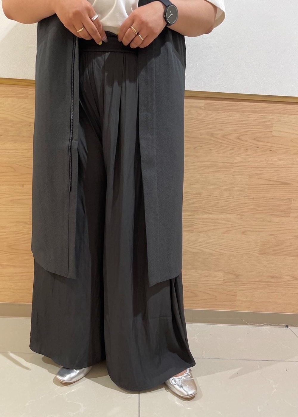 グレー系のその他パンツ、グレー系のベスト、シルバー系のバレエシューズを着用したレディースの秋コーディネートの5枚目の写真